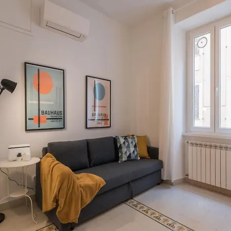 Appartement The Rent - Sunny Three-bedroom Near Ottaviano Metro Stop