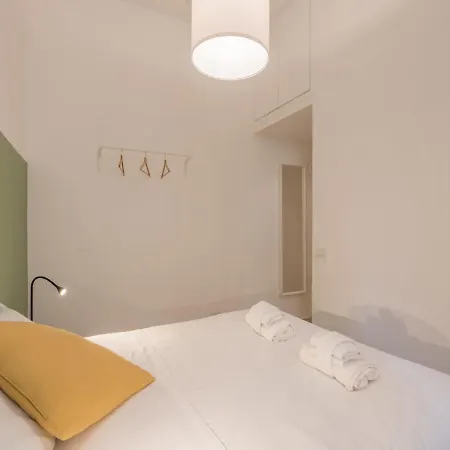 The Rent - Sunny Three-bedroom Near Ottaviano Metro Stop Apartment *