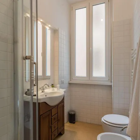 The Rent - Sunny Three-bedroom Near Ottaviano Metro Stop Apartment