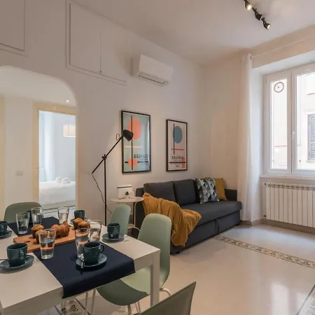 Apartment The Rent - Sunny Three-bedroom Near Ottaviano Metro Stop *