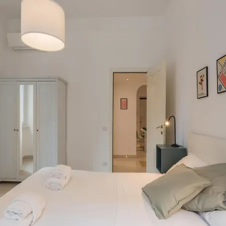 The Rent - Sunny Three-bedroom Near Ottaviano Metro Stop Apartment