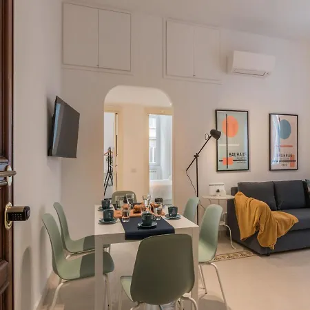 The Rent - Sunny Three-bedroom Near Ottaviano Metro Stop Apartment *