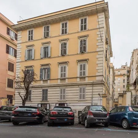 The Rent - Sunny Three-bedroom Near Ottaviano Metro Stop Apartment
