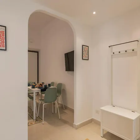 Apartment The Rent - Sunny Three-bedroom Near Ottaviano Metro Stop