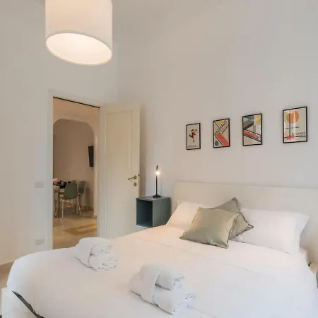 The Rent - Sunny Three-bedroom Near Ottaviano Metro Stop Apartment