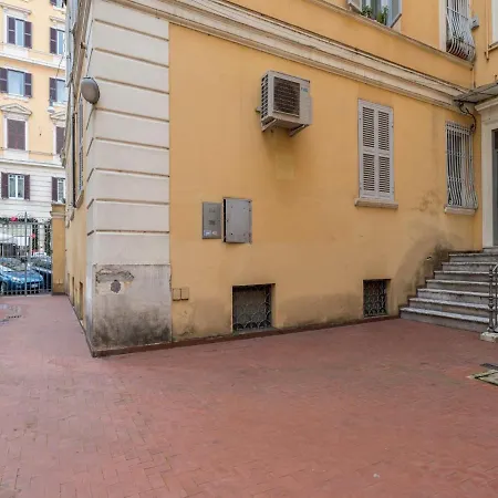 The Rent - Sunny Three-bedroom Near Ottaviano Metro Stop Rome