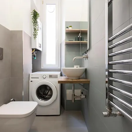 The Rent - Sunny Three-bedroom Near Ottaviano Metro Stop Apartment