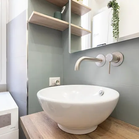 The Rent - Sunny Three-bedroom Near Ottaviano Metro Stop Apartment Rome