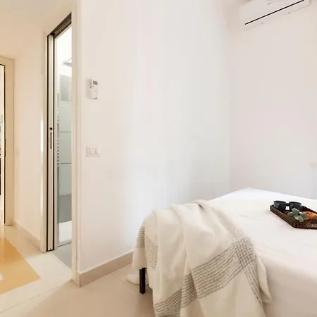 The Rent - Sunny Three-bedroom Near Ottaviano Metro Stop *