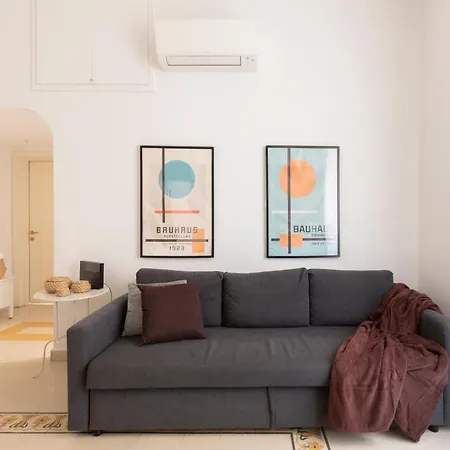 The Rent - Sunny Three-bedroom Near Ottaviano Metro Stop Apartment