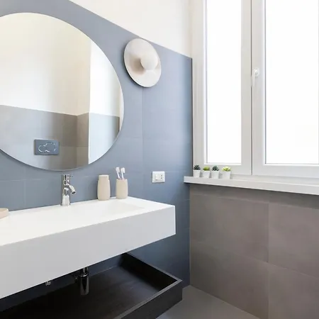 Apartment The Rent - Sunny Three-bedroom Near Ottaviano Metro Stop *