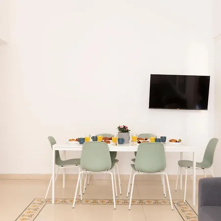 The Rent - Sunny Three-bedroom Near Ottaviano Metro Stop