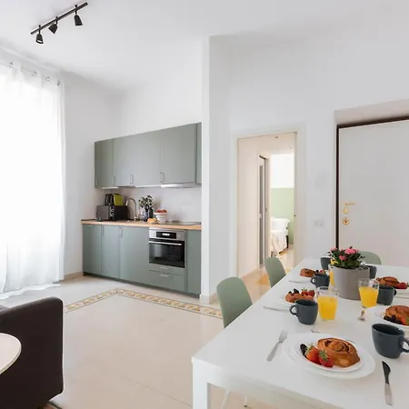 Apartment The Rent - Sunny Three-bedroom Near Ottaviano Metro Stop
