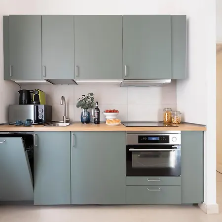 Apartment The Rent - Sunny Three-bedroom Near Ottaviano Metro Stop *