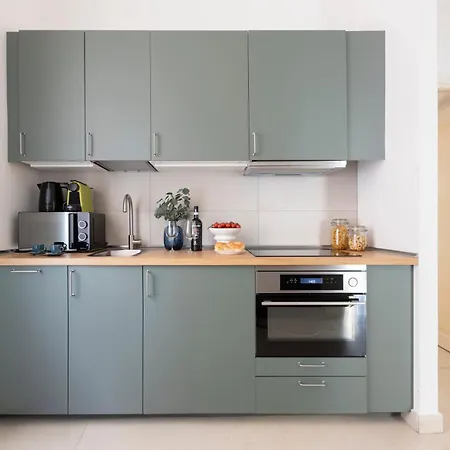 The Rent - Sunny Three-bedroom Near Ottaviano Metro Stop Apartment